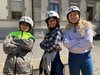 Tre bambini presentano con orgoglio il loro casco