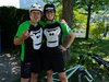 Due ragazzi con la stessa maglietta dopo aver percorso il pump track