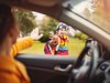 Una madre in auto saluta il suo bambino