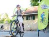 Un bambino affronta una gincana di Bike2school