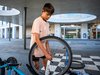 Un ragazzo ripara la sua bicicletta