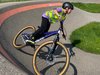 Un bambino su una bicicletta tra le curve del pump track