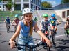 Schüler:innen sind auf dem Velo auf dem Schulhausplatz unterwegs