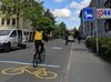 Schüler mit dem Velo in der Velostrasse, Zone 30