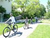 Un gruppo di studenti va a scuola in bicicletta