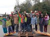 Un gruppo di bambini sorridenti su una pedana