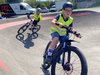 Due bambini pedalano su un pump track