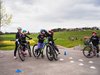 Dei bambini partecipano a un bootcamp in sella alla bici