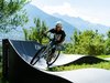 Una ragazza attraversa il pump track in bicicletta