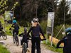 Dei bambini sulle mountain bike