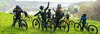 Un gruppo di bambini in mountain bike si prepara per la discesa