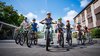 Un gruppo di studenti viene incontro all’obiettivo in bici