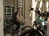 Un uomo prova un’e-bike