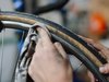 Uno studente lava la ruota della bicicletta con uno straccio