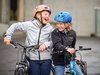 Due bambini orgogliosi di aver frequentato il corso di ciclismo