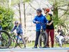 Un bambino è pronto in sella alla sua bici a percorrere una gincana