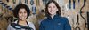 Due ragazze con una bicicletta nell’officina