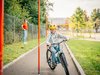 Uno studente completa una gincana in bicicletta