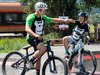 Due bambini si danno il cinque ai margini del pump track appena completato