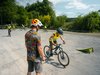 Degli studenti si spostano in bicicletta