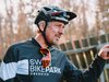 Un istruttore dello Swiss Bike Park dà istruzioni