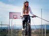 Una studentessa gioca a polo in bicicletta