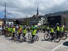 Un’intera classe sul piazzale della scuola con biciclette e giubbotti catarifrangenti