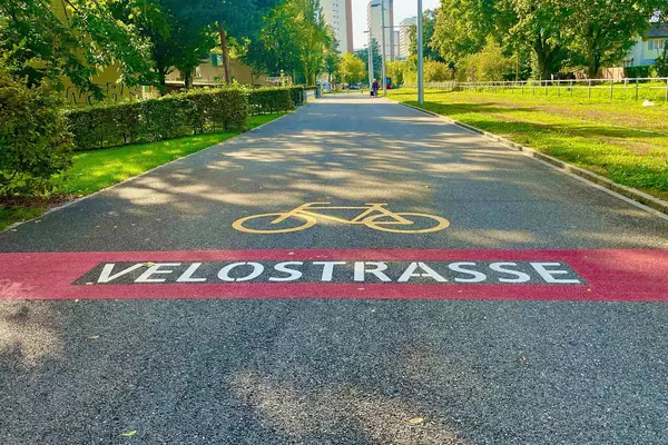 Segnalazione di una pista ciclabile su una strada